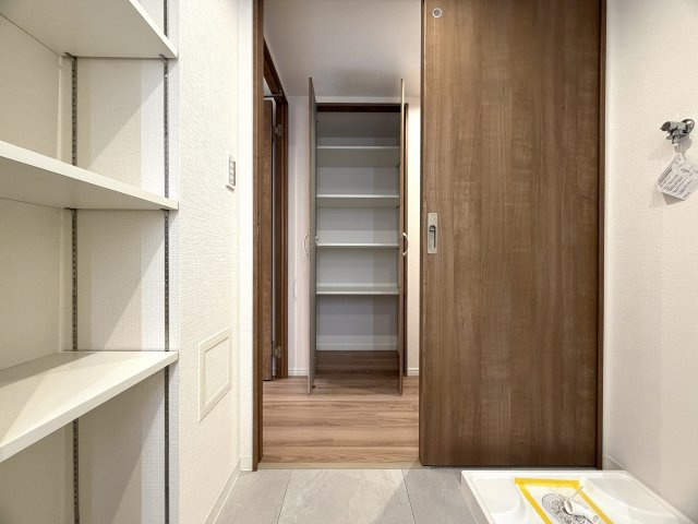 駐車場費用が安いのは助かる！！そんなファミリーマンションと相応しき外観も、この地では目立つ存在感あり！！エントランスには自販機も設置でいつでもガコンＯＫ！！な、『ザ・ピースプレイス横浜』リフォームの脱衣所
