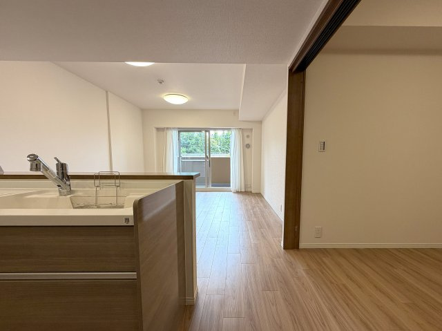 駐車場費用が安いのは助かる！！そんなファミリーマンションと相応しき外観も、この地では目立つ存在感あり！！エントランスには自販機も設置でいつでもガコンＯＫ！！な、『ザ・ピースプレイス横浜』リフォームの居間・リビング|使いやすい居間です