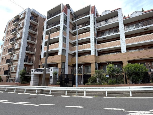 駐車場費用が安いのは助かる！！そんなファミリーマンションと相応しき外観も、この地では目立つ存在感あり！！エントランスには自販機も設置でいつでもガコンＯＫ！！な、『ザ・ピースプレイス横浜』リフォーム