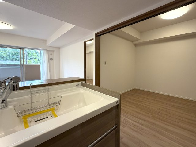 駐車場費用が安いのは助かる！！そんなファミリーマンションと相応しき外観も、この地では目立つ存在感あり！！エントランスには自販機も設置でいつでもガコンＯＫ！！な、『ザ・ピースプレイス横浜』リフォームの居間・リビング|おしゃれなリビングです