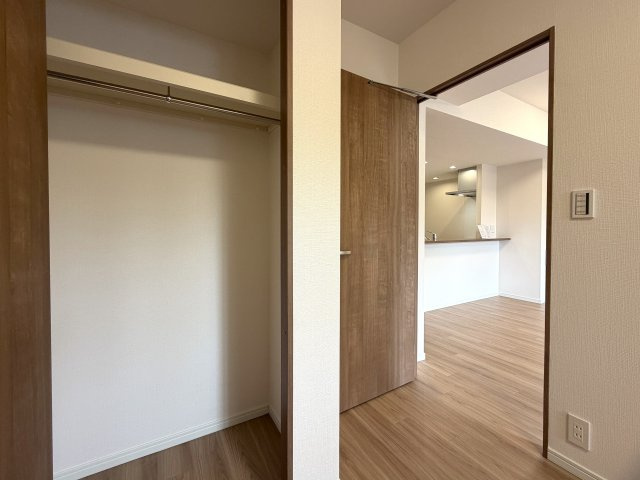 駐車場費用が安いのは助かる！！そんなファミリーマンションと相応しき外観も、この地では目立つ存在感あり！！エントランスには自販機も設置でいつでもガコンＯＫ！！な、『ザ・ピースプレイス横浜』リフォームの収納|こまごまとしたものを収納できそうですね