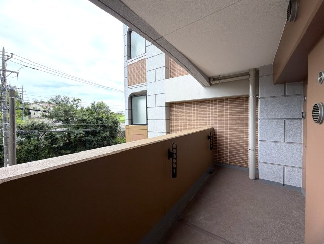 駐車場費用が安いのは助かる！！そんなファミリーマンションと相応しき外観も、この地では目立つ存在感あり！！エントランスには自販機も設置でいつでもガコンＯＫ！！な、『ザ・ピースプレイス横浜』リフォームのバルコニー|外からの目が気にならないバルコニーで洗濯物が干せます