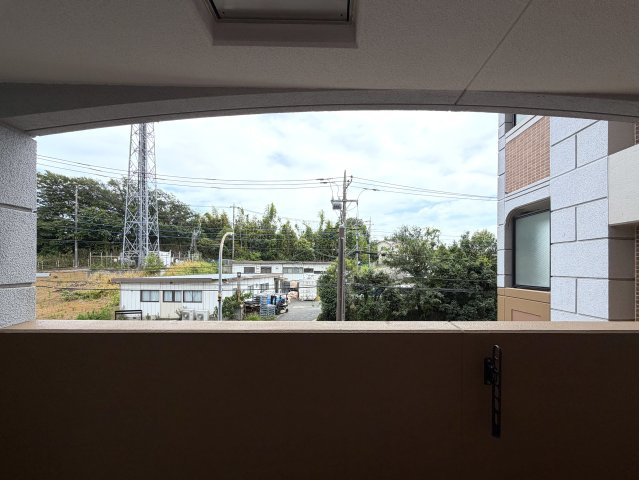 駐車場費用が安いのは助かる！！そんなファミリーマンションと相応しき外観も、この地では目立つ存在感あり！！エントランスには自販機も設置でいつでもガコンＯＫ！！な、『ザ・ピースプレイス横浜』リフォームの展望