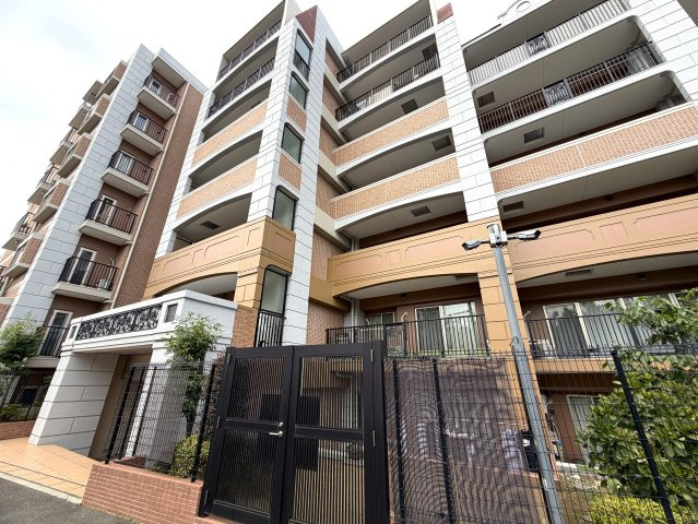 駐車場費用が安いのは助かる！！そんなファミリーマンションと相応しき外観も、この地では目立つ存在感あり！！エントランスには自販機も設置でいつでもガコンＯＫ！！な、『ザ・ピースプレイス横浜』リフォームの外観|きれいな外観です