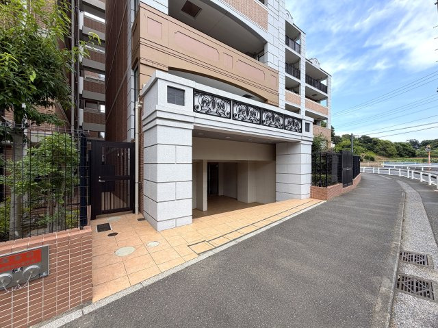 駐車場費用が安いのは助かる！！そんなファミリーマンションと相応しき外観も、この地では目立つ存在感あり！！エントランスには自販機も設置でいつでもガコンＯＫ！！な、『ザ・ピースプレイス横浜』リフォームの外観|外観です