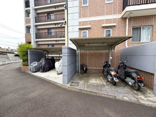 駐車場費用が安いのは助かる！！そんなファミリーマンションと相応しき外観も、この地では目立つ存在感あり！！エントランスには自販機も設置でいつでもガコンＯＫ！！な、『ザ・ピースプレイス横浜』リフォームの駐輪場