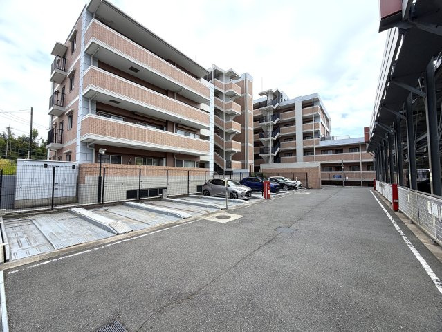 駐車場費用が安いのは助かる！！そんなファミリーマンションと相応しき外観も、この地では目立つ存在感あり！！エントランスには自販機も設置でいつでもガコンＯＫ！！な、『ザ・ピースプレイス横浜』リフォームの駐車場