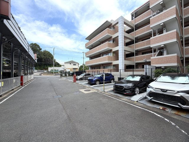 駐車場費用が安いのは助かる！！そんなファミリーマンションと相応しき外観も、この地では目立つ存在感あり！！エントランスには自販機も設置でいつでもガコンＯＫ！！な、『ザ・ピースプレイス横浜』リフォームの駐車場