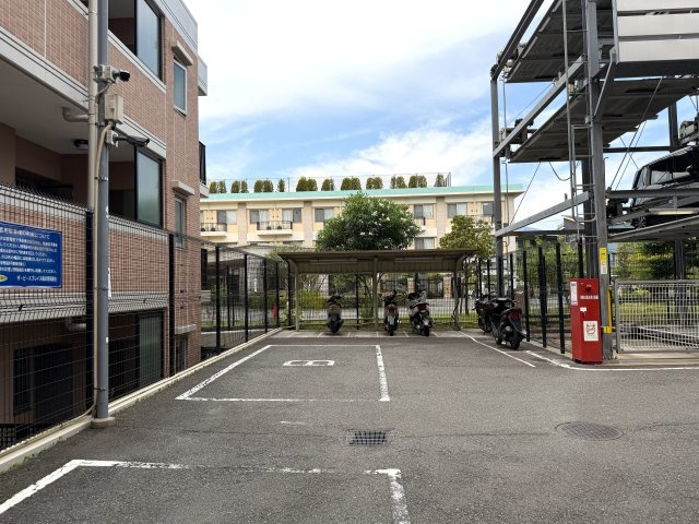 駐車場費用が安いのは助かる！！そんなファミリーマンションと相応しき外観も、この地では目立つ存在感あり！！エントランスには自販機も設置でいつでもガコンＯＫ！！な、『ザ・ピースプレイス横浜』リフォームの駐車場