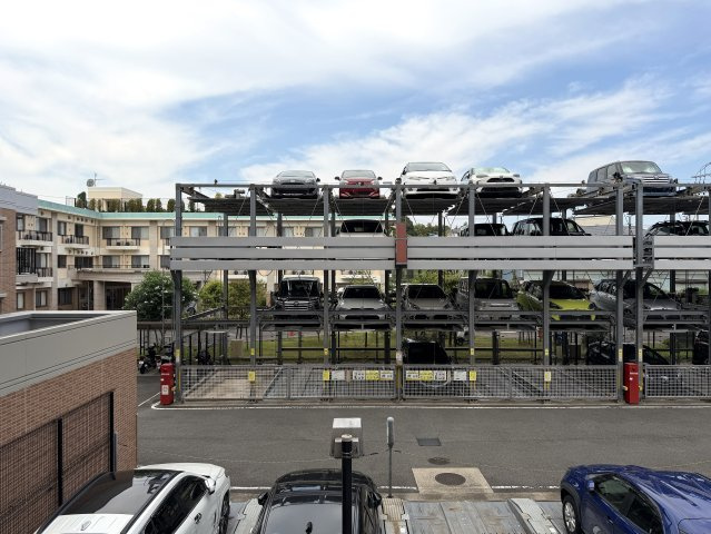駐車場費用が安いのは助かる！！そんなファミリーマンションと相応しき外観も、この地では目立つ存在感あり！！エントランスには自販機も設置でいつでもガコンＯＫ！！な、『ザ・ピースプレイス横浜』リフォームの駐車場