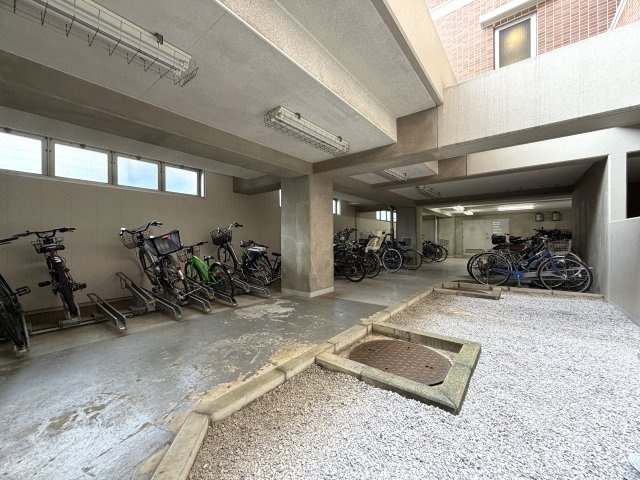 駐車場費用が安いのは助かる！！そんなファミリーマンションと相応しき外観も、この地では目立つ存在感あり！！エントランスには自販機も設置でいつでもガコンＯＫ！！な、『ザ・ピースプレイス横浜』リフォームの駐輪場