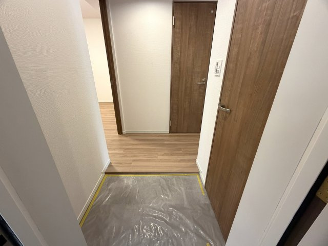 駐車場費用が安いのは助かる！！そんなファミリーマンションと相応しき外観も、この地では目立つ存在感あり！！エントランスには自販機も設置でいつでもガコンＯＫ！！な、『ザ・ピースプレイス横浜』リフォームの玄関|毎日通る玄関はこちらです