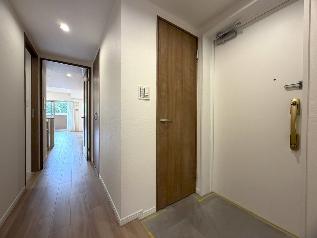 駐車場費用が安いのは助かる！！そんなファミリーマンションと相応しき外観も、この地では目立つ存在感あり！！エントランスには自販機も設置でいつでもガコンＯＫ！！な、『ザ・ピースプレイス横浜』リフォームの玄関|きれいな玄関です