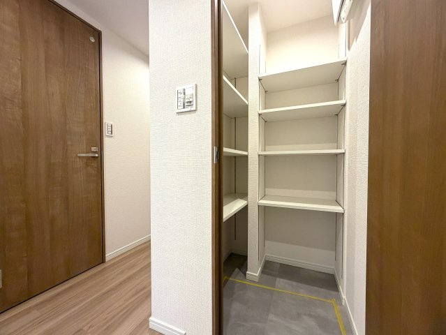 駐車場費用が安いのは助かる！！そんなファミリーマンションと相応しき外観も、この地では目立つ存在感あり！！エントランスには自販機も設置でいつでもガコンＯＫ！！な、『ザ・ピースプレイス横浜』リフォームの収納|収納スペース豊富です