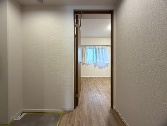 駐車場費用が安いのは助かる！！そんなファミリーマンションと相応しき外観も、この地では目立つ存在感あり！！エントランスには自販機も設置でいつでもガコンＯＫ！！な、『ザ・ピースプレイス横浜』リフォームの内装|明るい室内です