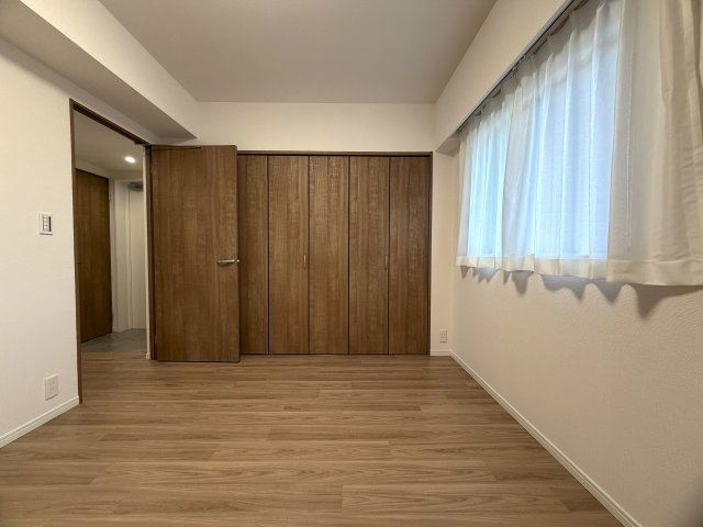 駐車場費用が安いのは助かる！！そんなファミリーマンションと相応しき外観も、この地では目立つ存在感あり！！エントランスには自販機も設置でいつでもガコンＯＫ！！な、『ザ・ピースプレイス横浜』リフォームの洋室|広々とした洋室です
