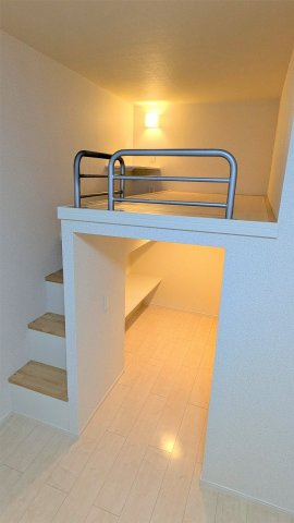 ミランダＣＯＵＲＴ　恋ヶ窪の内装|ベッド下部分は洋服などをかけることも可能です