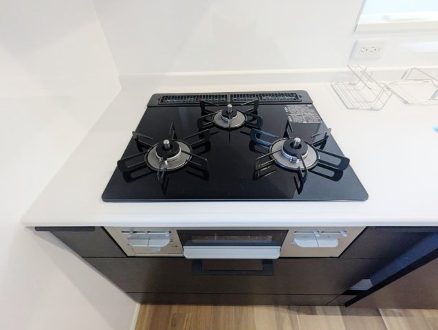 朝霞市三原4丁目 全3棟 2号棟のキッチン|手軽にお手入れができるガラストップコンロを装備しています 