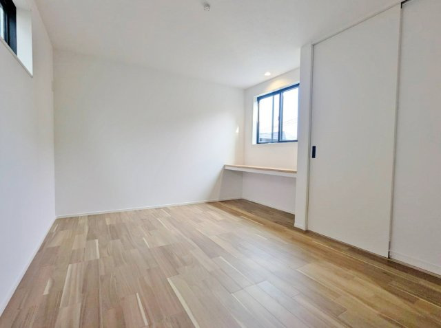 朝霞市三原4丁目 全3棟 2号棟の洋室|3階6.5帖洋室は整形なお部屋なので家具のレイアウトもしやすいです
2面開口の明るく快適なお部屋です
多目的にお使い頂けるカウンターつき(2号棟)