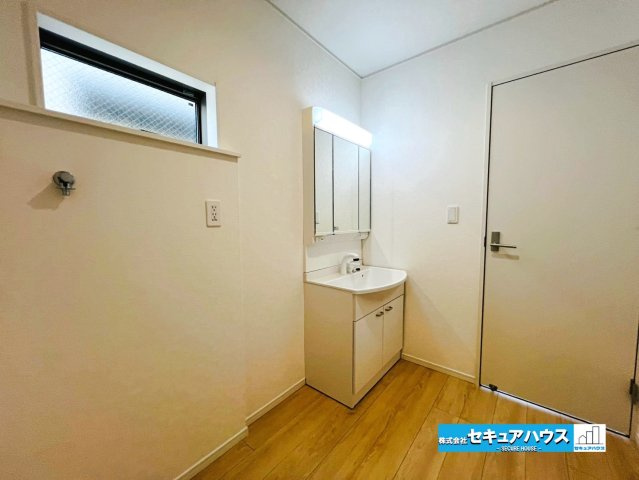 【本日ご案内可能】大府市朝日町5丁目　全5棟の独立洗面台|【洗面化粧台】
◆鏡の裏にはたっぷりと収納スペースを標準装備！
◆電源を付属しているのでドライヤーなど利用できます。
◆シャワー付きの洗面台のため清掃も楽に行うことが出来ます。　　　　　　　　　　　　