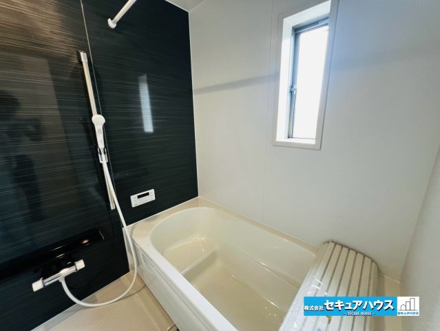 【本日ご案内可能】大府市朝日町5丁目　全5棟の浴室|【浴室】
◆アクセントパネルで落ち着きのある雰囲気を演出し、毎日の疲れを癒やすバスタイムを過ごせます。
◆窓付きで、カビの繁殖を抑える効果があります。
◆オプションでお好きなサイズの鏡を設置できます。