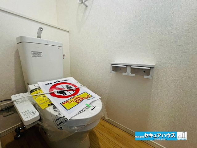 【本日ご案内可能】大府市朝日町5丁目　全5棟のトイレ|【高機能トイレ】
◆高機能トイレの多くは便器のフタの開閉が自動であり、使用後に手動で水を流す面倒もなく非常に便利です。スタイリッシュな見た目で、お掃除しやすく、節水効果が高いです。　　　　　　　　　　