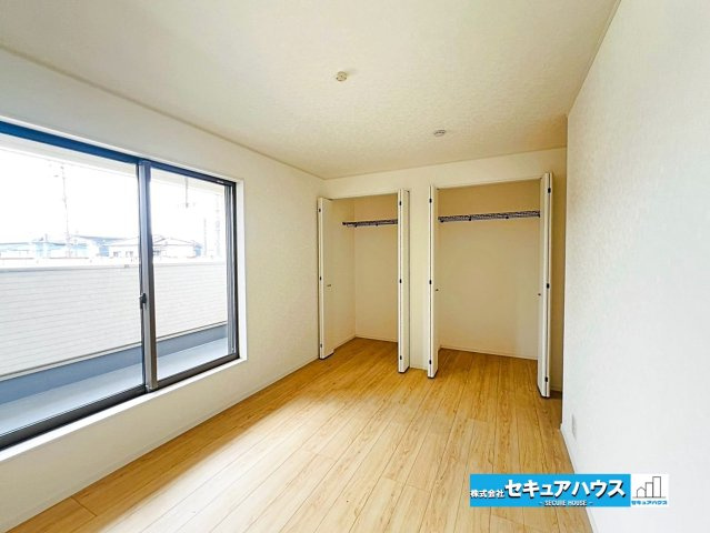 【本日ご案内可能】大府市朝日町5丁目　全5棟の洋室|【洋室】
◆広々とした居住空間は日々の暮らしを彩り、心のやすらぎと満足感を与えてくれます。通風と採光を考慮した設計は子供たちはのびのび育ち、家族でくつろぎと団らんを生み出します。　　　　　　　　　　　
