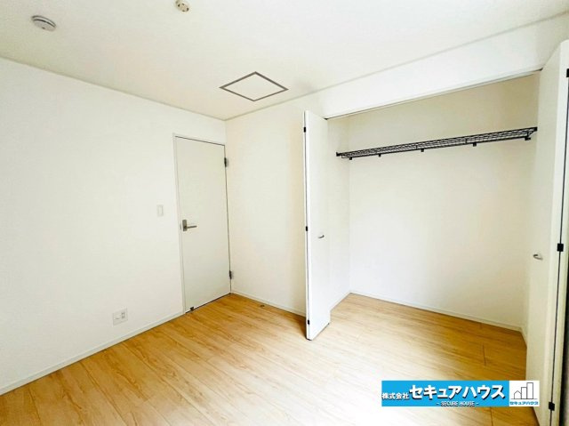 【本日ご案内可能】大府市朝日町5丁目　全5棟の洋室|【洋室】
◆家族一人ひとりの大切なプライベート空間。趣味に合わせて使って頂けるようシンプルに仕上げてあります。暮らし心地を大きく左右する収納を、適材適所に配置し使い勝手を考慮しました。　　　　　　　　