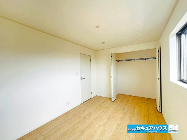 【本日ご案内可能】大府市朝日町5丁目　全5棟の洋室|【洋室】
◆お子様のお部屋や主寝室、来客時の宿泊室、趣味のお部屋としてもご利用いただけます♪
◆全居室収納付きの洋室です。各居室にお洋服や、荷物を収納することができます。　　　　　　　　　　　　　　　