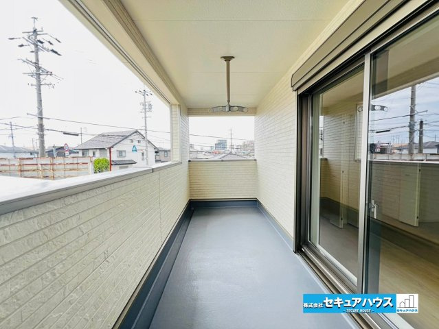 【本日ご案内可能】大府市朝日町5丁目　全5棟のバルコニー|【バルコニー】
◆見晴らしもよく、太陽の温かな温もりをめいっぱい受け止めてくれます。
太陽の光と爽やかな風を受けたお洗濯物はあっという間に乾き、取りこむ時には太陽の匂いを感じられそうですね。　　　　　