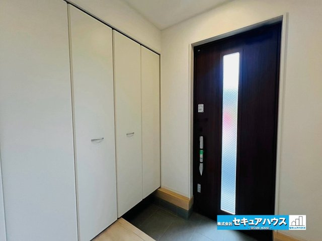 【本日ご案内可能】大府市朝日町5丁目　全5棟の玄関|【玄関】
◆光が差し込み明るいです。気分も晴れやかになりますね。
◆玄関には、収納力のあるシューズクロークがございます。玄関まわりがすっきり片付きます。
◆ダブルロックキーで防犯面も安心です♪　　　　