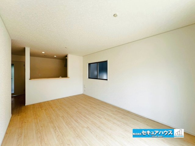 【本日ご案内可能】大府市朝日町5丁目　全5棟の居間・リビング|【LDK15.7帖】
◆家族揃ってリビングで過ごすお休みの日が、楽しみになる場所となることでしょう。
◆対面式のオープンキッチンは、家事をしながら家族の様子が一目でわかる安心＆便利設備♪　　　　　　　