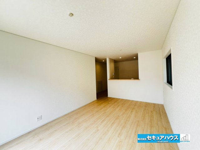 【本日ご案内可能】大府市朝日町5丁目　全5棟の居間・リビング|【LDK15.7帖】
◆日当たりが良く温かい広々リビングは家族の団らんスペースになります。
◆クローゼット付きの収納ははティッシュボックスや掃除道具などの日用品を隠す収納ができるためとても便利です。　