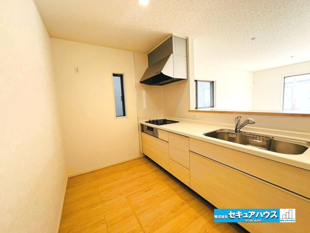 【本日ご案内可能】大府市朝日町5丁目　全5棟のキッチン|【キッチン】
◆対面式キッチンのためリビングの様子を見ながら料理できます。
◆キッチンの窓は熱気や匂いを逃がす役割があります。
◆床下収納にはお米や飲み物のストックをしまうことができます。　　　　　　