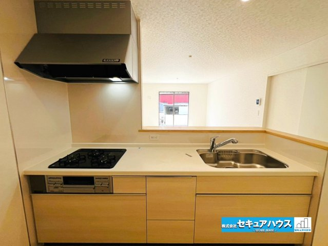 【本日ご案内可能】大府市朝日町5丁目　全5棟のキッチン|【キッチン】
◆「焼く・蒸す・煮る」の工程を同時進行で進めることができるので、料理を素早く作ることができます。
◆食洗機をオプションでつけることも可能なシステムキッチンです。　　　　　　　　　　　　　