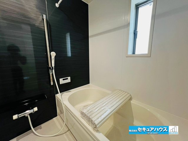 【本日ご案内可能】大府市朝日町5丁目　全5棟の浴室|【浴室】
◆アクセントパネルで落ち着きのある雰囲気を演出し、毎日の疲れを癒やすバスタイムを過ごせます。
◆窓付きで、カビの繁殖を抑える効果があります。
◆オプションでお好きなサイズの鏡を設置できます。