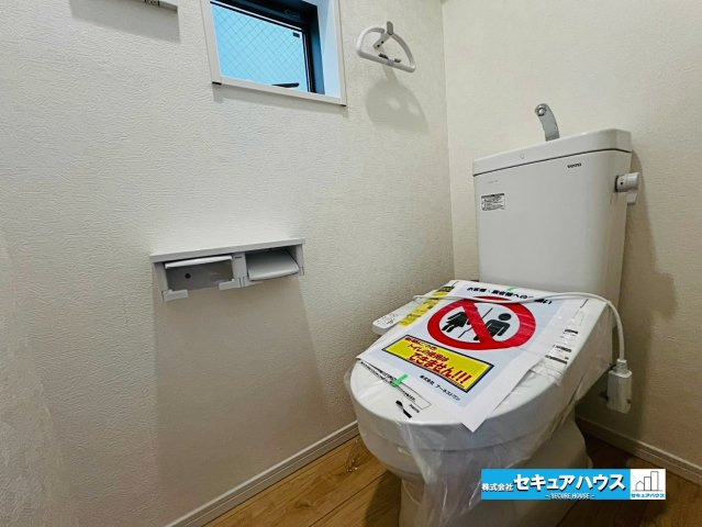 【本日ご案内可能】大府市朝日町5丁目　全5棟のトイレ|【高機能トイレ】
◆高機能トイレの多くは便器のフタの開閉が自動であり、使用後に手動で水を流す面倒もなく非常に便利です。スタイリッシュな見た目で、お掃除しやすく、節水効果が高いです。　　　　　　　　　　