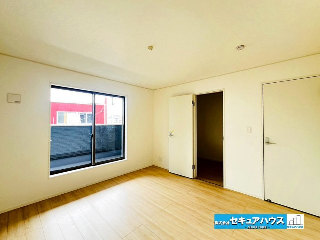 【本日ご案内可能】大府市朝日町5丁目　全5棟の洋室|【洋室8帖】
◆広々とした居住空間は日々の暮らしを彩り、心のやすらぎと満足感を与えてくれます。通風と採光を考慮した設計は子供たちはのびのび育ち、家族でくつろぎと団らんを生み出します。　　　　　　　　　