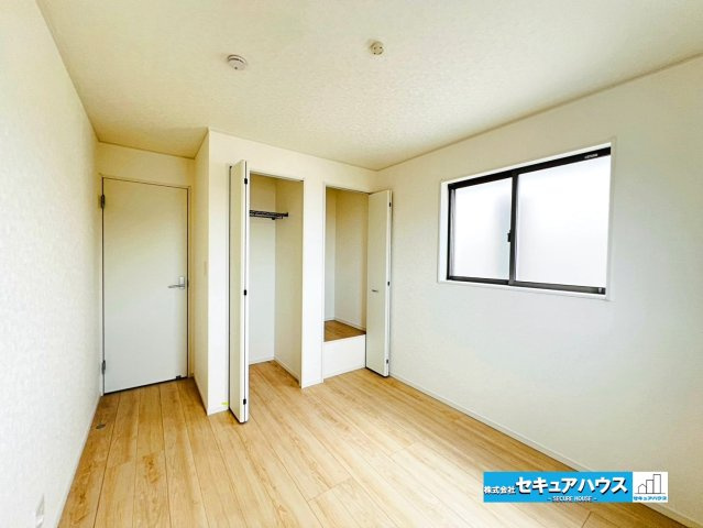 【本日ご案内可能】大府市朝日町5丁目　全5棟の洋室|【洋室5.7帖】
◆家族一人ひとりの大切なプライベート空間。趣味に合わせて使って頂けるようシンプルに仕上げてあります。暮らし心地を大きく左右する収納を、適材適所に配置し使い勝手を考慮しました。　　　　