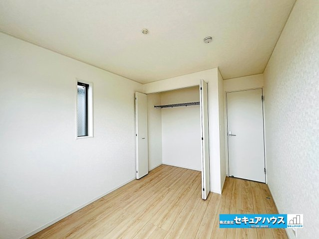 【本日ご案内可能】大府市朝日町5丁目　全5棟の洋室|【洋室5.7帖】
◆お子様のお部屋や主寝室、来客時の宿泊室、趣味のお部屋としてもご利用いただけます♪
◆全居室収納付きの洋室です。各居室にお洋服や、荷物を収納することができます。　　　　　　　　　　　