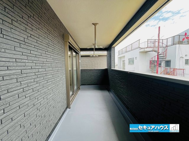 【本日ご案内可能】大府市朝日町5丁目　全5棟のバルコニー|【バルコニー】
◆見晴らしもよく、太陽の温かな温もりをめいっぱい受け止めてくれます。
太陽の光と爽やかな風を受けたお洗濯物はあっという間に乾き、取りこむ時には太陽の匂いを感じられそうですね。　　　　　