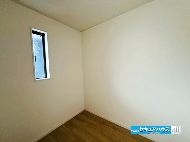 【本日ご案内可能】大府市朝日町5丁目　全5棟の洋室|【納戸2.5帖】
◆広々とした納戸スペースです。ハンガーパイプを設置したり、タンスやハンガーラックをそのまま入れることができる汎用性の高さが魅力です。　　　　　　　　　　　　　　　　　　　　　　　　　