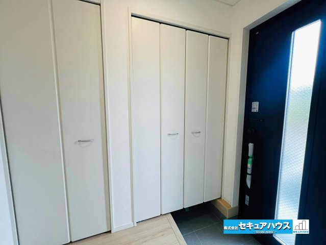 【本日ご案内可能】大府市朝日町5丁目　全5棟の玄関|【玄関】
◆光が差し込み明るいです。気分も晴れやかになりますね。
◆玄関には、収納力のあるシューズクロークがございます。玄関まわりがすっきり片付きます。
◆ダブルロックキーで防犯面も安心です♪　　　　