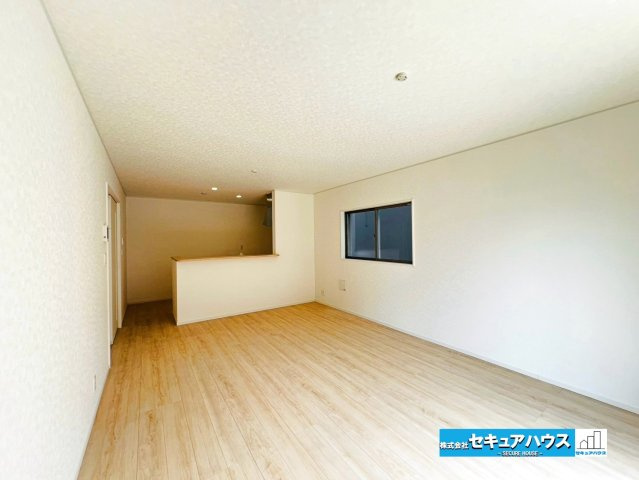【本日ご案内可能】大府市朝日町5丁目　全5棟の居間・リビング|【LDK17帖】
◆家族揃ってリビングで過ごすお休みの日が、楽しみになる場所となることでしょう。
◆対面式のオープンキッチンは、家事をしながら家族の様子が一目でわかる安心＆便利設備♪　　　　　　　　　