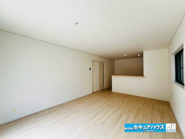 【本日ご案内可能】大府市朝日町5丁目　全5棟の居間・リビング|【LDK17帖】
◆日当たりが良く温かい広々リビングは家族の団らんスペースになります。
◆クローゼット付きの収納ははティッシュボックスや掃除道具などの日用品を隠す収納ができるためとても便利です。　　　