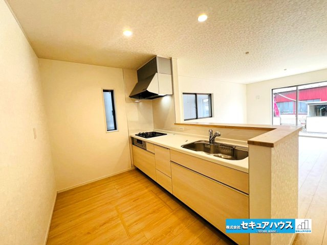 【本日ご案内可能】大府市朝日町5丁目　全5棟のキッチン|【キッチン】
◆広々としたキッチンのため家族で並んで料理できます。
◆キッチンの窓は熱気や匂いを逃がす役割があります。
◆床下収納には飲み物やお米のストックを収納することができます。　　　　　　　　　