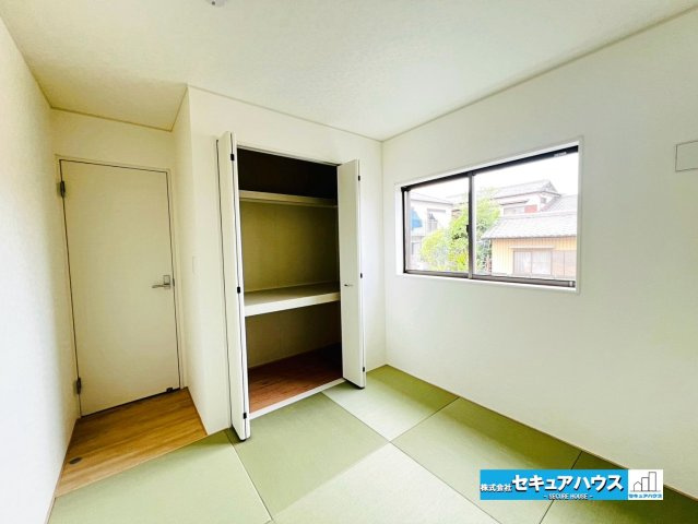 【本日ご案内可能】大府市朝日町5丁目　全5棟の和室|【和室5帖】
◆リビングに続く和室は寝転がるスペースやお子様の遊び場として活躍します。扉を開ければ開放感が増し、来客時は扉を閉めて居室として利用することもできます。　　　　　　　　　　　　　　　　　　