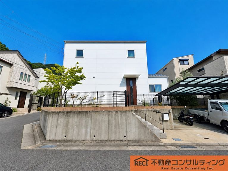 神戸市灘区桜ヶ丘町　中古戸建のエントランス