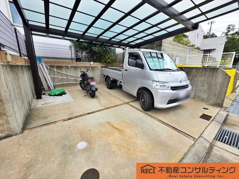 神戸市灘区桜ヶ丘町　中古戸建の駐車場