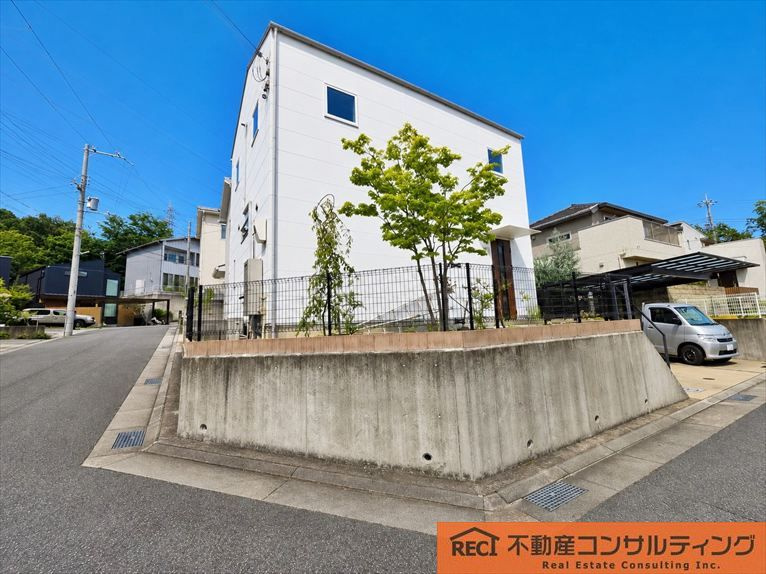 神戸市灘区桜ヶ丘町　中古戸建の駐車場